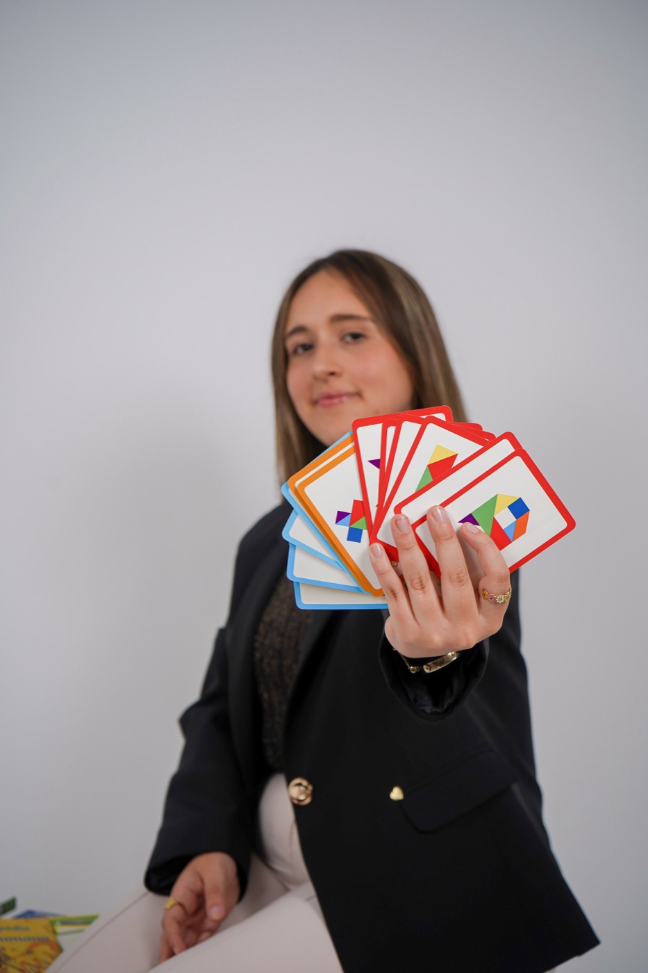 Margarida a mostrar cartões coloridos usados em sessão